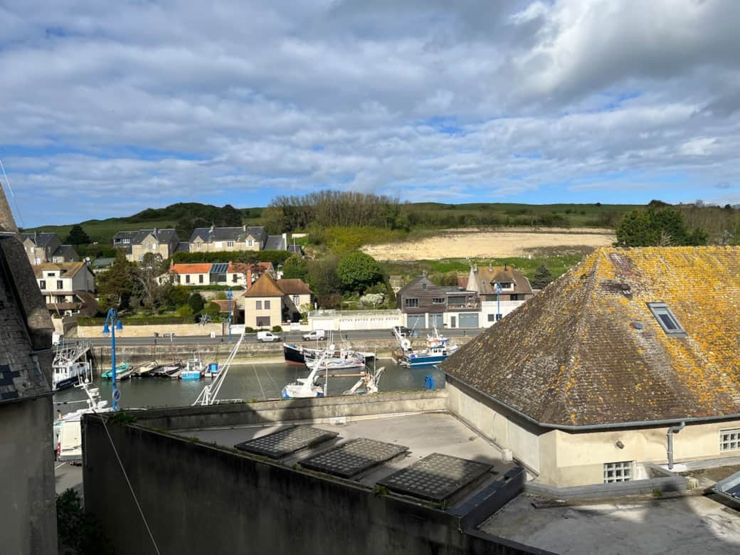 Vue de la chambre 2 et du salon Vue de la chambre 2 et du salon