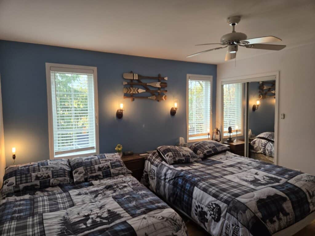 Chambre deux lits Chalet Lak&Co en estrie