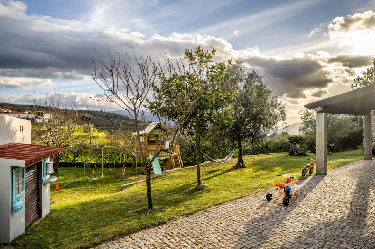 O nosso jardim, as árvores de fruto e o ritmo sereno da aldeia são um convite direto para abrandar, estar em família e desfrutar do que é essencial.