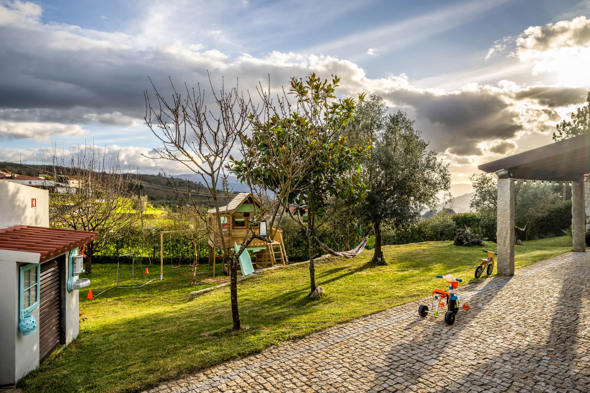 O nosso jardim, as árvores de fruto e o ritmo sereno da aldeia são um convite direto para abrandar, estar em família e desfrutar do que é essencial.