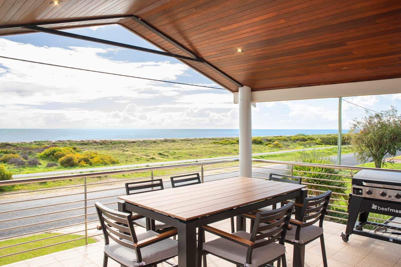 PANORAMA - BALCONY ENTERTAINING AREA OVERLOOKING THE OCEAN
