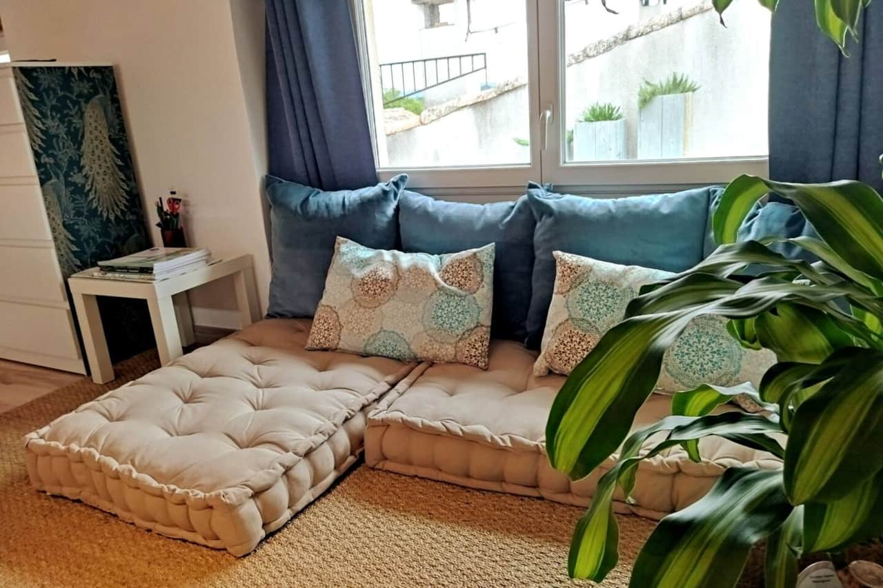 2e étage : chambre "Saphir" climatisée et son lit de 160cm incluant un espace détente