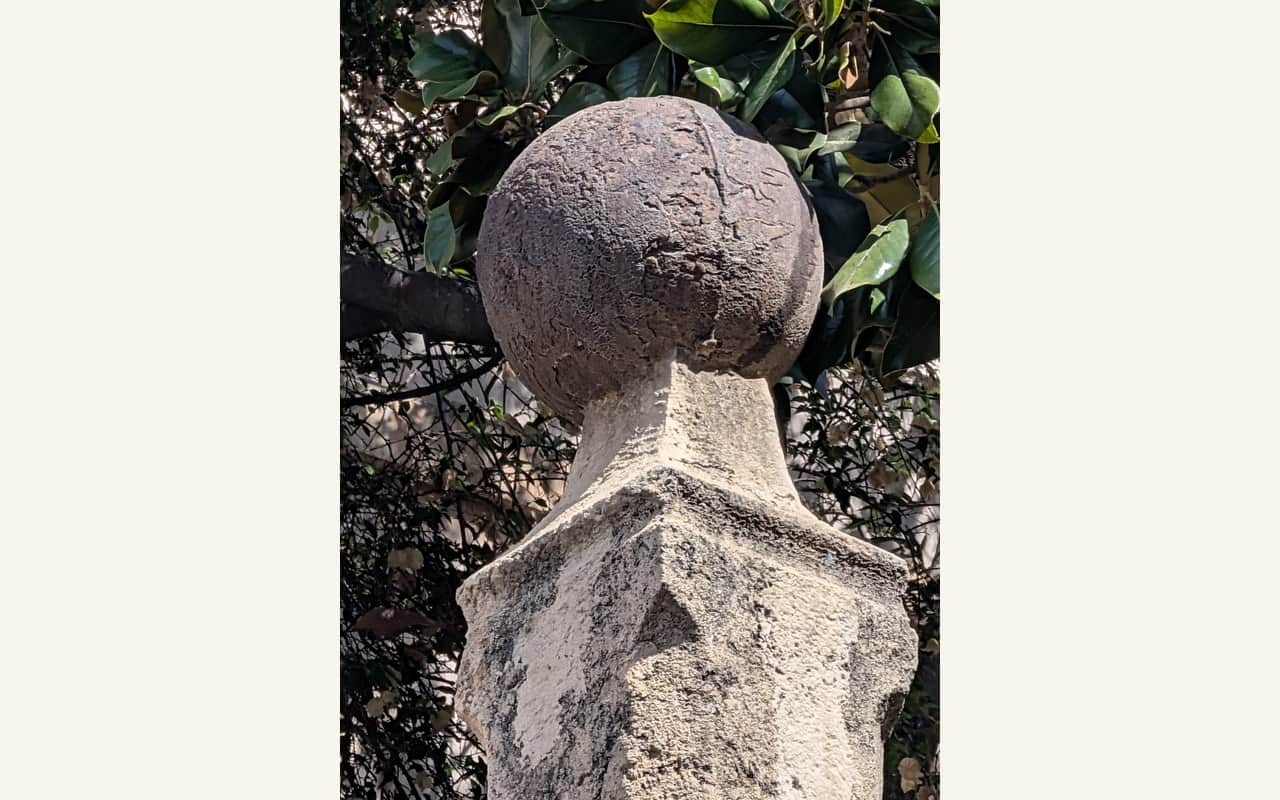 Stone ball traditionally associated with the 1811 siege in Plaça de Sant Antoni, Tarragona