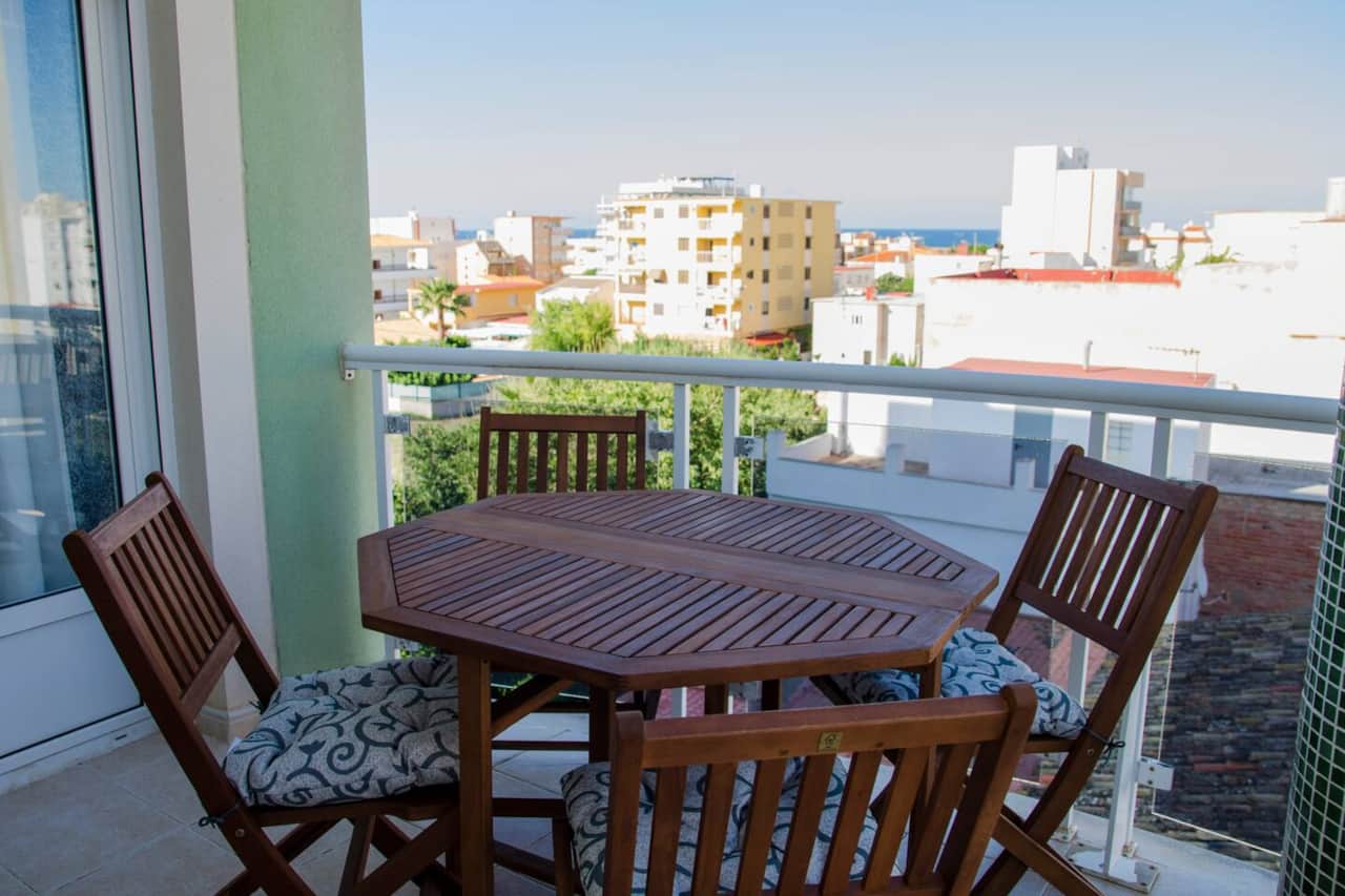 Terraza con mesa de madera y vistas al mar
