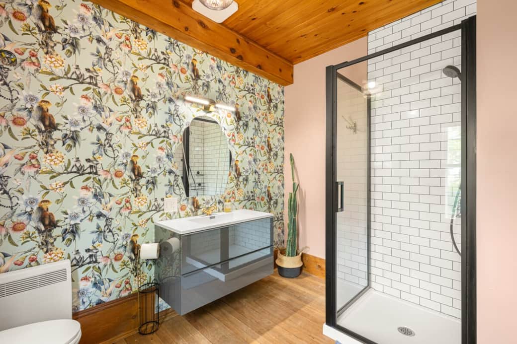 Salle de bain rénovée au style exotique et moderne, rez-de-chaussée (en entrant à gauche). Avec douche.