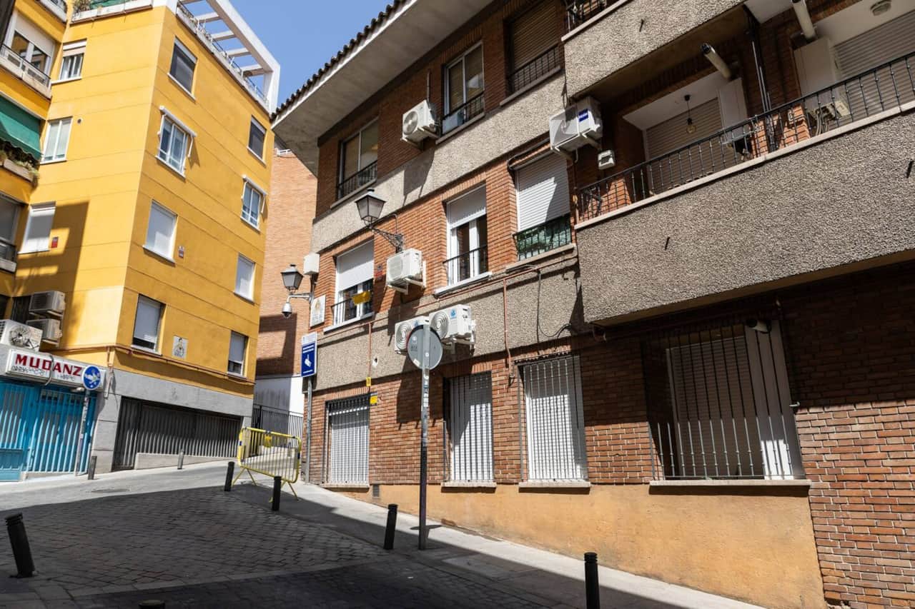 Entorno del apartamento, con comercios y transporte cerca