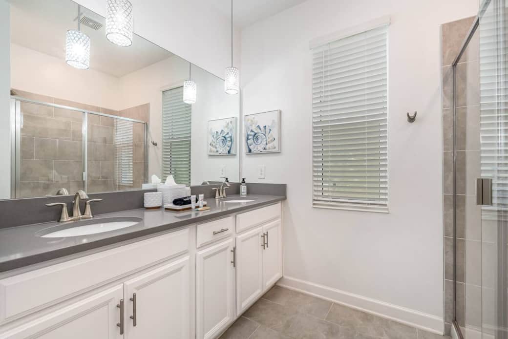 Master Bathroom (1st Floor)