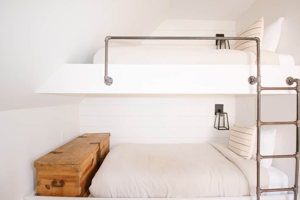 Upstairs Bunk Room - 2 Twin Beds *AC