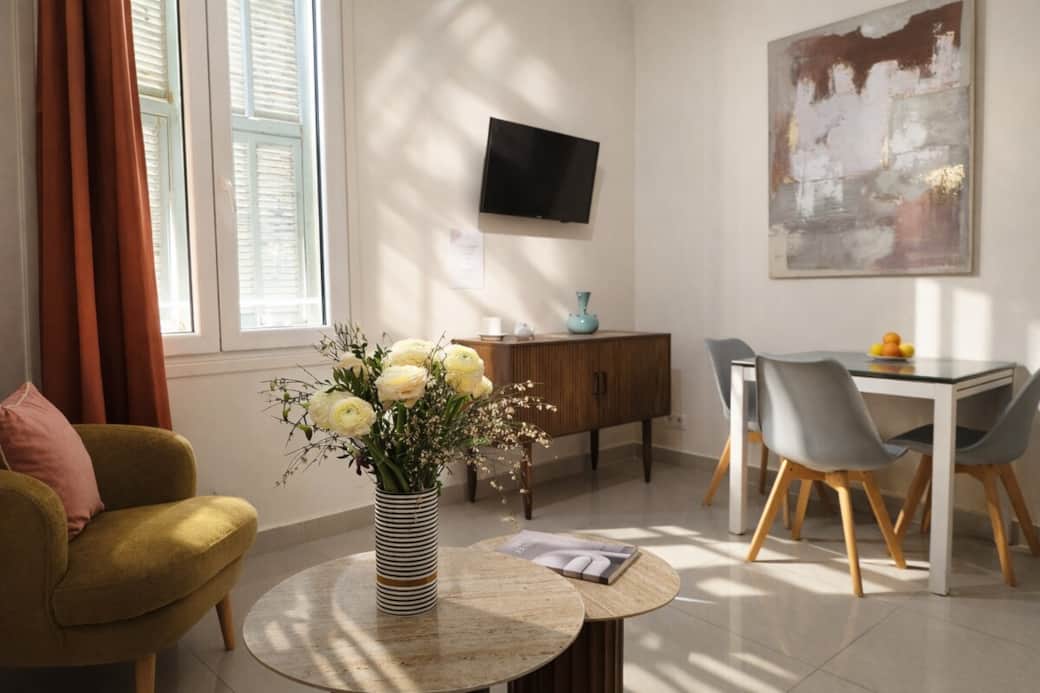 Séjour spacieux baigné de lumière naturelle, parfait pour se relaxer ou partager un moment convivial. Séjour spacieux baigné de lumière naturelle, parfait pour se relaxer ou partager un moment convivial.