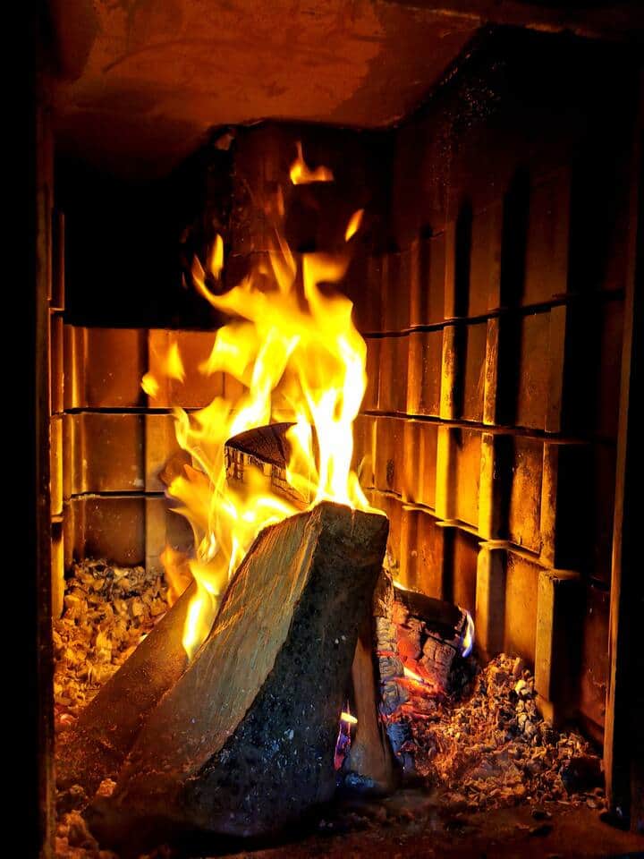 Spüre die einzigartige Wärme des Kaminfeuers auf dem Sofa! Neben der modernen Infrarotheizung sorgt der Kamin für die richtige Stimmung im Holzhäuschen!