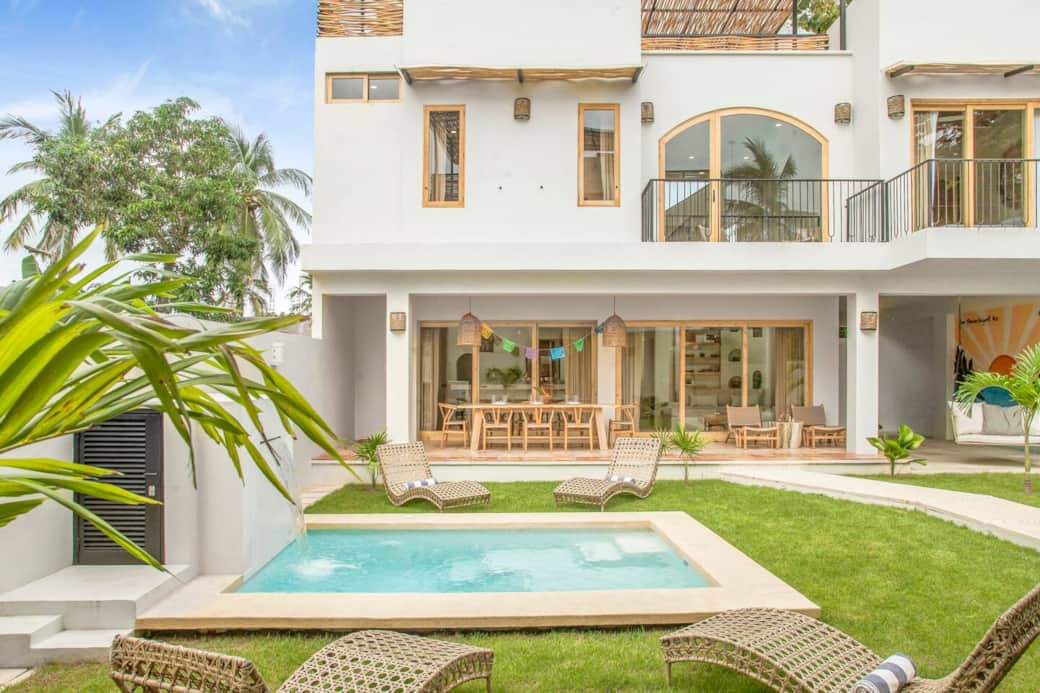 [Backyard] Private yard with plunge pool & dining area