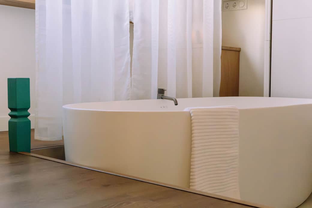 The Jacuzzi bathtub in each studio The Jacuzzi bathtub in each studio