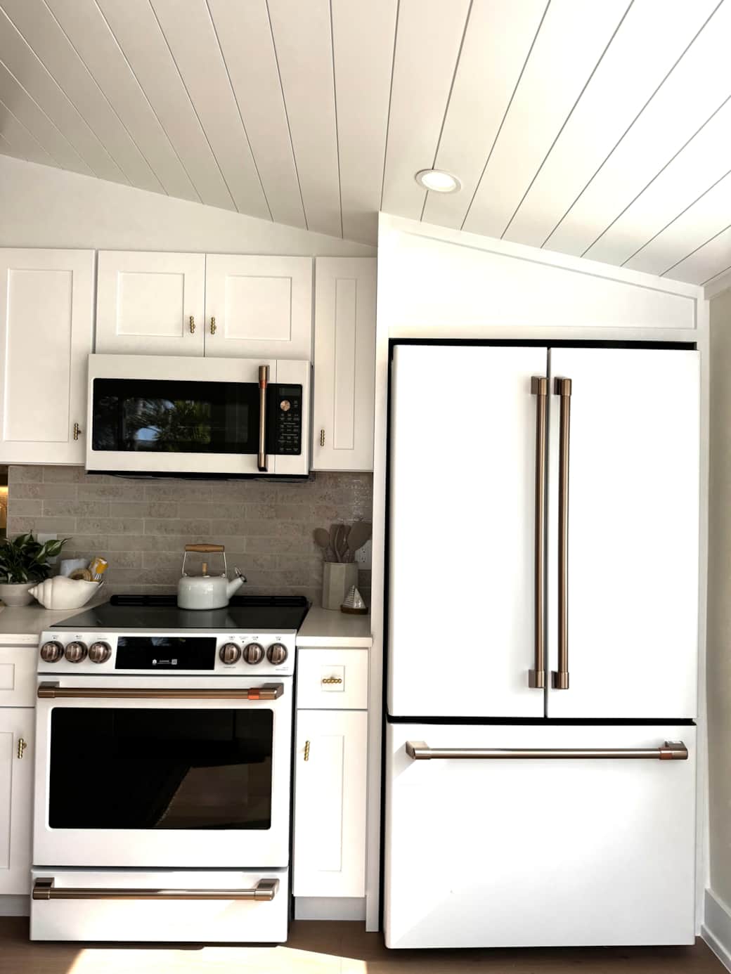Full kitchen. 
