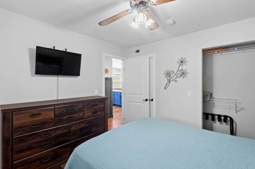 Secondary bedroom with queen bed.