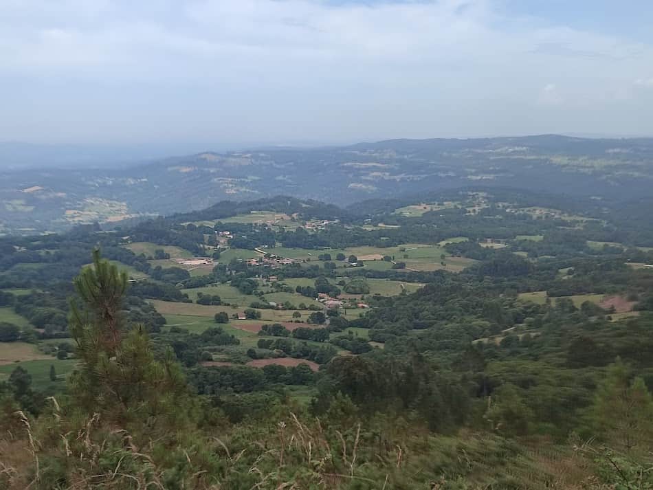 Amplias vistas de los valles del Deza desde Monte Carrio