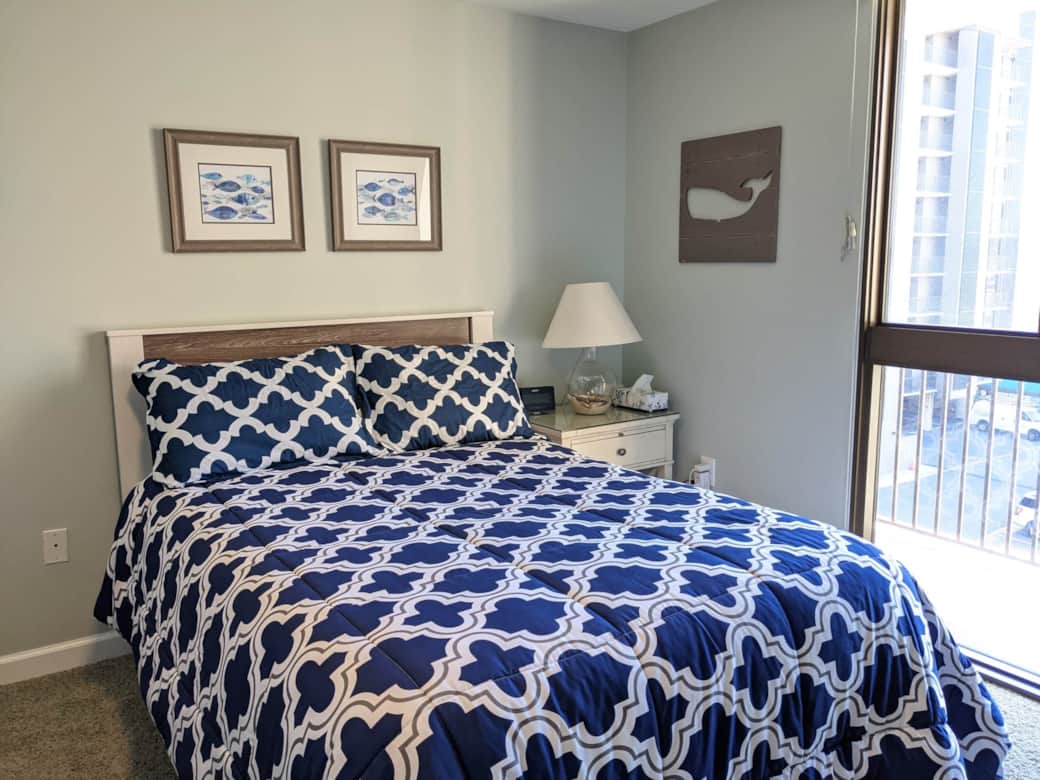 Guest bedroom with Full bed & twin bunks