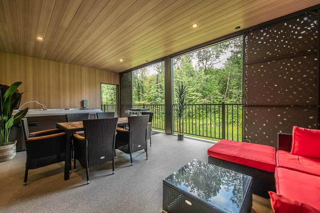 Patio avec mobilier et plancha