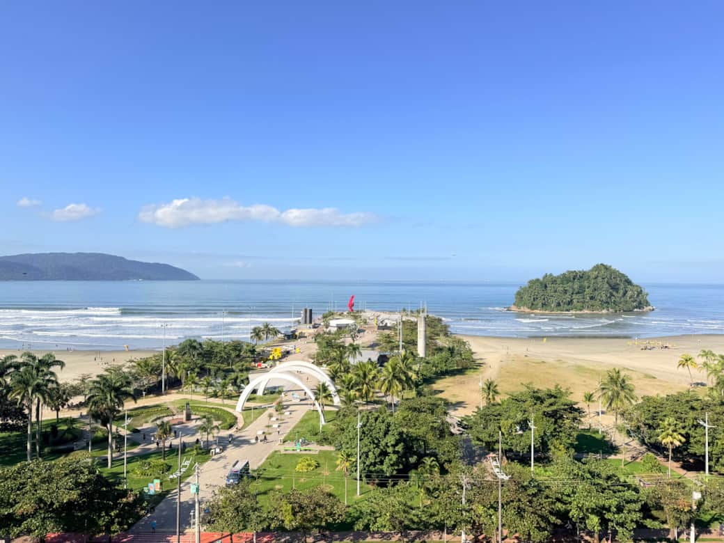 Aluguel por temporada em Santos com vista panorâmica para o mar e a Ilha Urubuqueçaba.