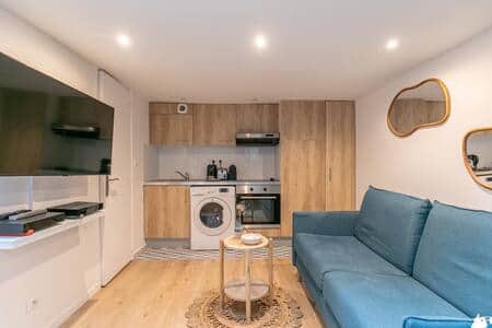 Salon avec cuisine équipée 