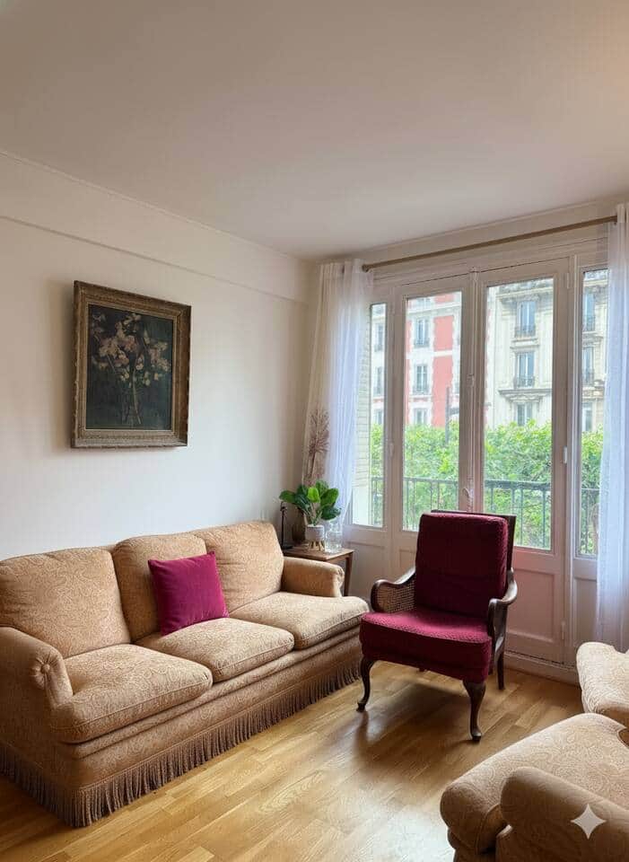 Salon cosy et chaleureux, avec une élégante décoration parisienne mêlant meubles anciens et charme authentique.