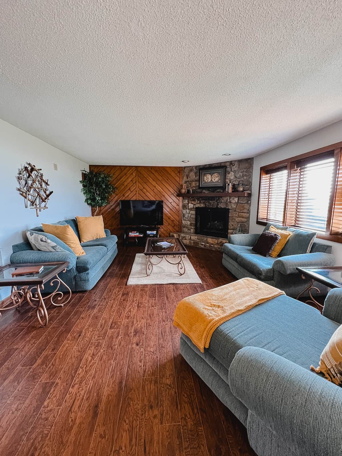 Cozy up in the Living room! Samsung smart TV 55" with Netflix! 