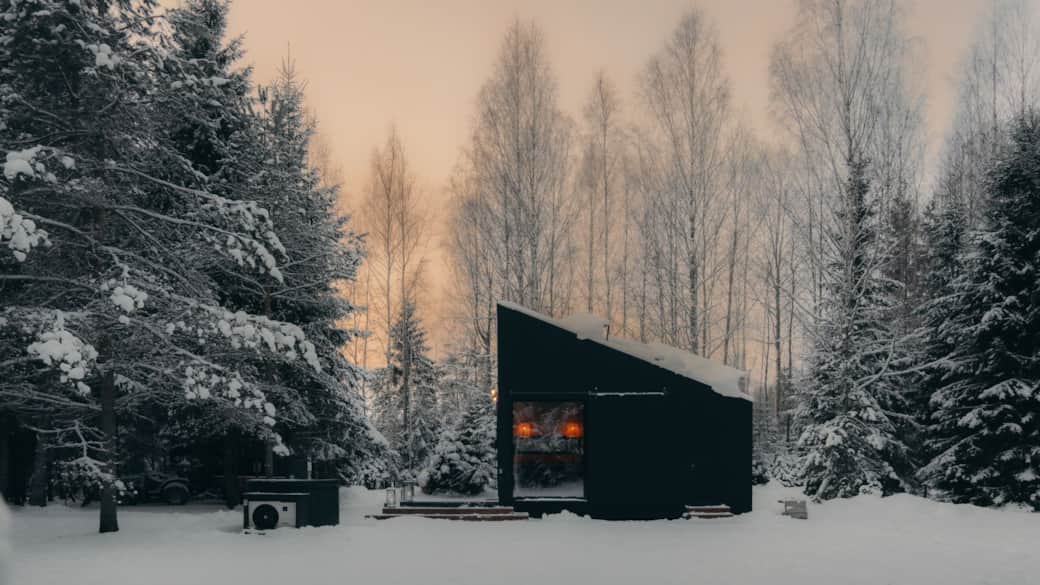 Mājiņa ziemas saulrietā