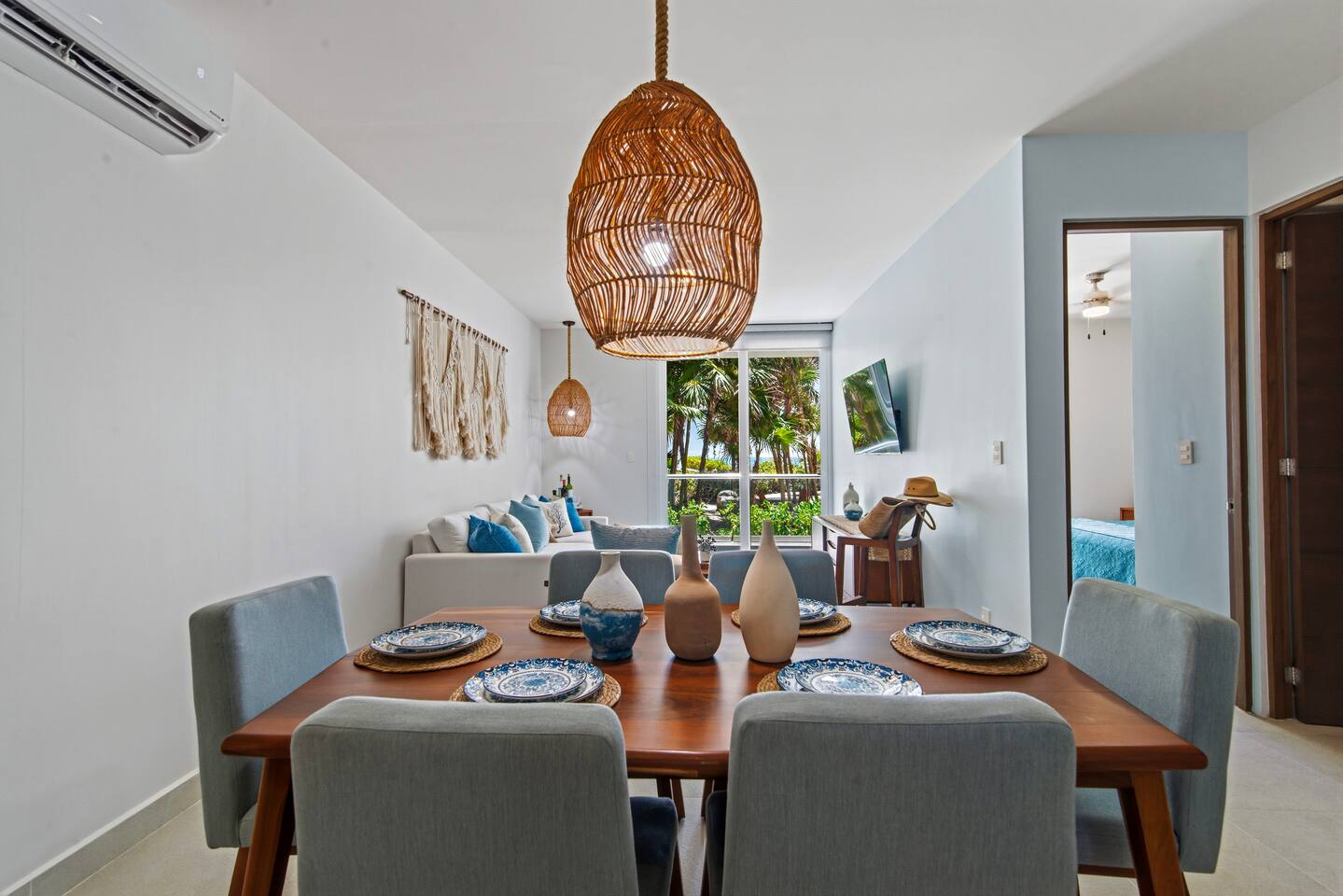 Reúnase alrededor de la mesa del comedor, con capacidad cómoda para hasta seis personas, y disfrute de las vistas al Mar Caribe durante sus comidas. El área de comedor también cuenta con aire acondicionado para mantener el espacio fresco y confortable.