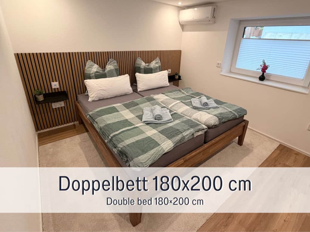 Schlafzimmer mit Doppelbett 180 × 200 cm
