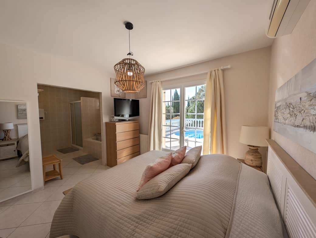 6 - location-villa-piscine-mejannes-le-clap-cezenole - Chambre parentale avec salle de bain 6 - location-villa-piscine-mejannes-le-clap-cezenole - Chambre parentale avec salle de bain
