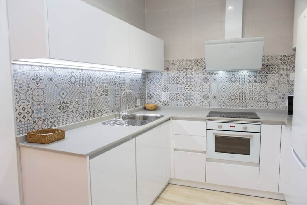 Cocina con cubertería, vajilla y menaje incluidos. Cómoda, moderna y funcional para tu uso.