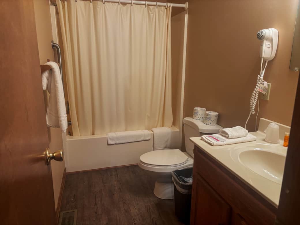 Full Bath with Tub/Shower Full Bath with Tub/Shower