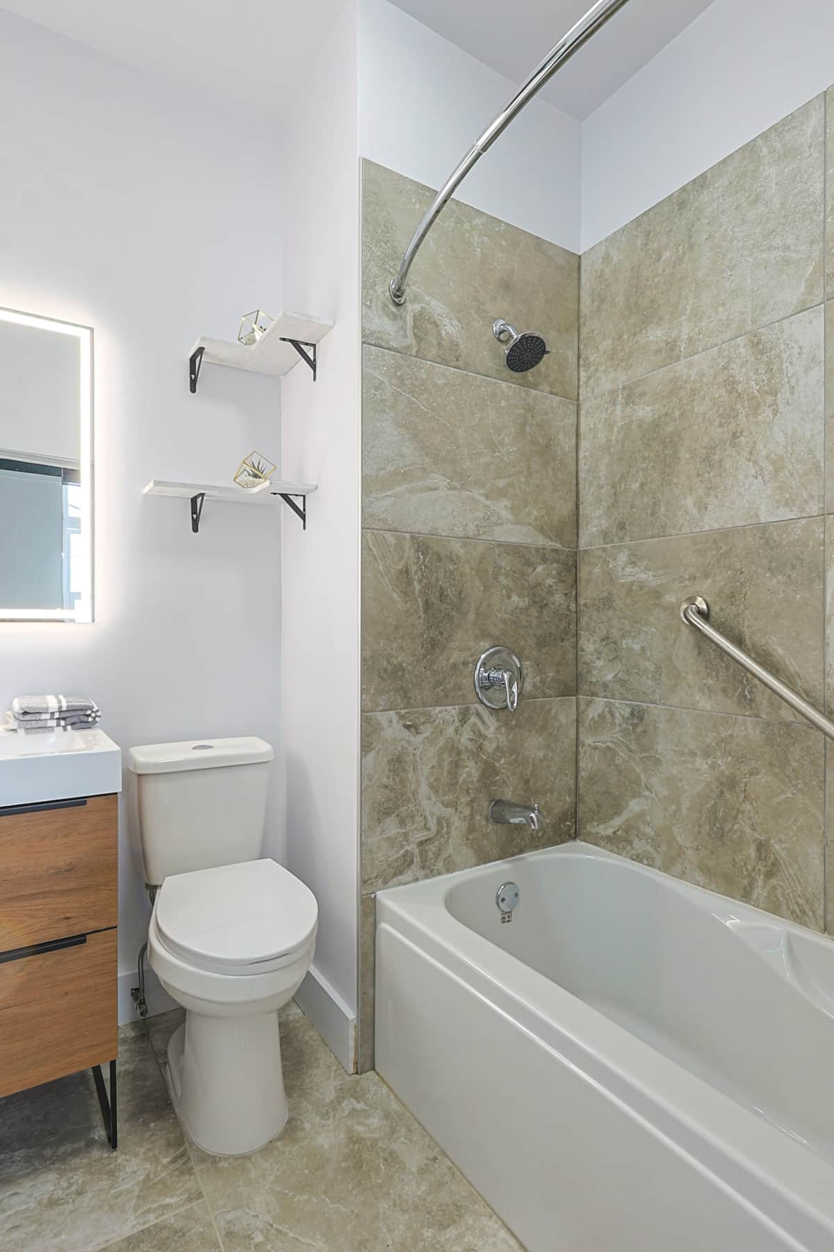 Seconde salle de bain complète avec bain-douche.