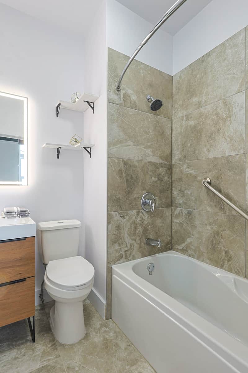 Seconde salle de bain complète avec bain-douche.