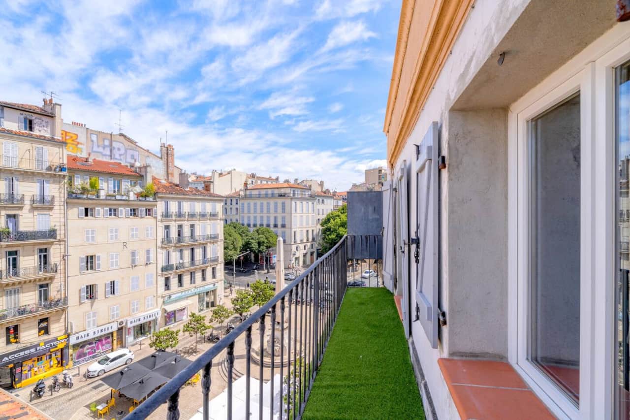 Balcon avec vue sur l'hyper centre marseillais