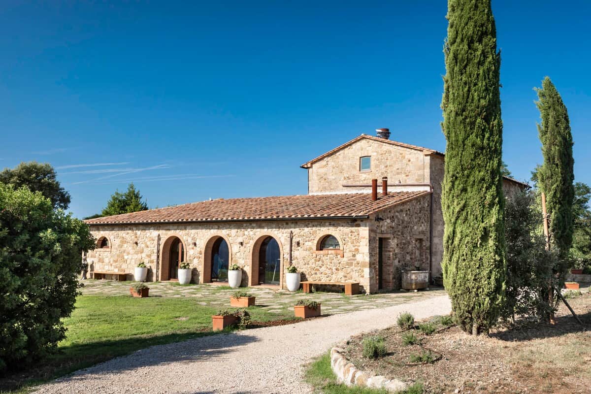 Incantevole connubio di storia e modernità, nascosta tra le dolci colline toscane, la Pieve di San Giovanni si erge come una gemma del passato, avvolta in un’aura di mistero e bellezza.