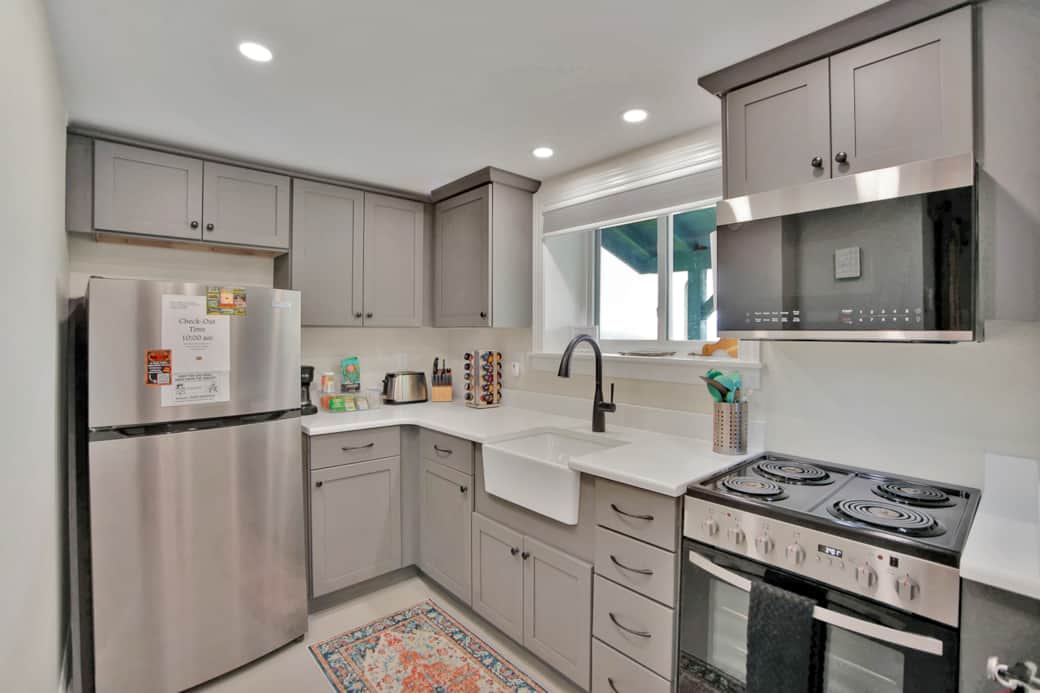Raven Feather Retreat - Unit 3 - kitchenette