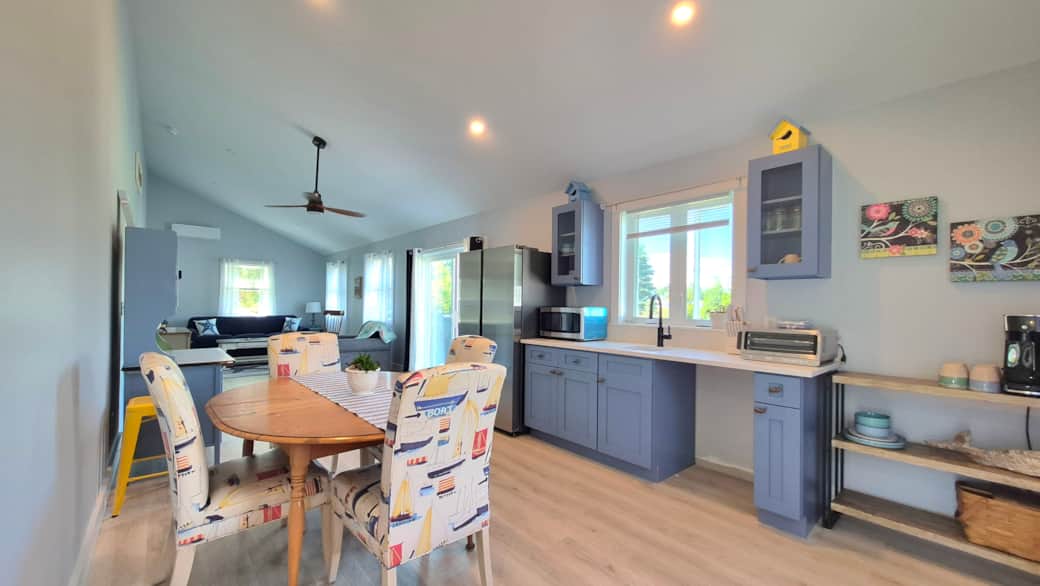 Kitchenette/Dining Table