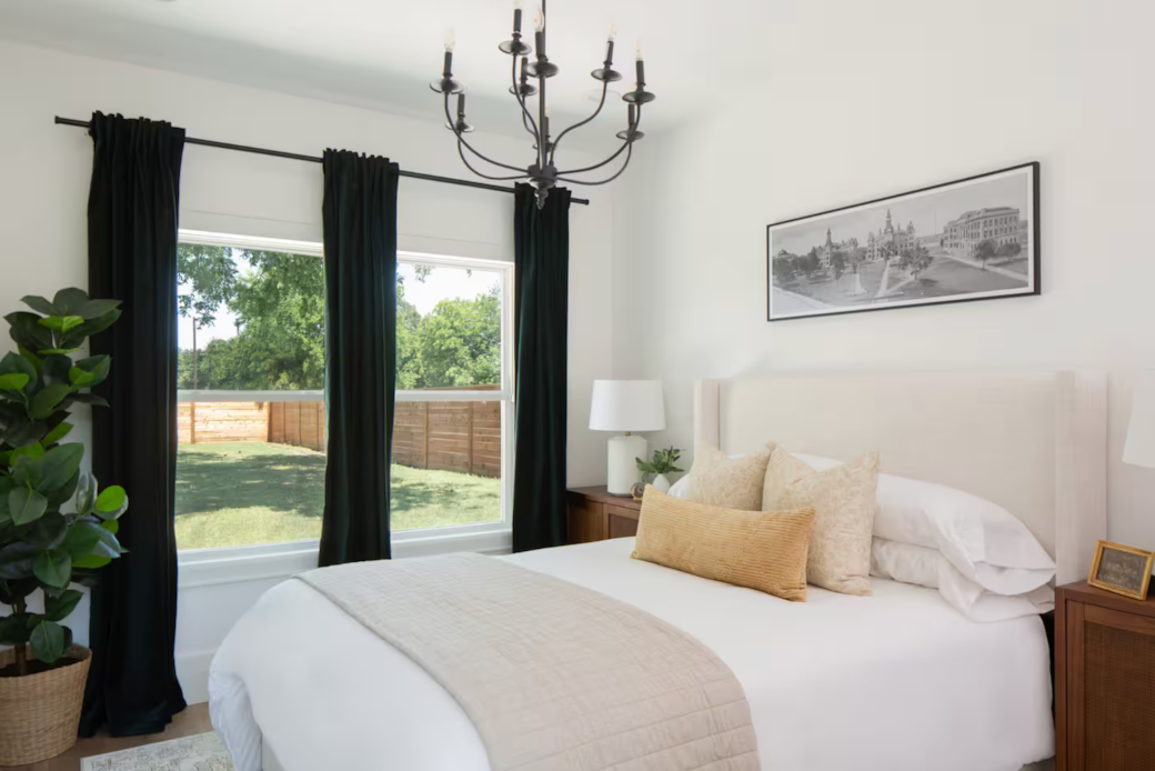 Bedroom: Drift off easily with our sound machine and wake up refreshed in this luxurious Queen Bed.