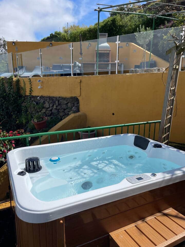 Hot tub.
Jacuzzi.
(Additional cost)