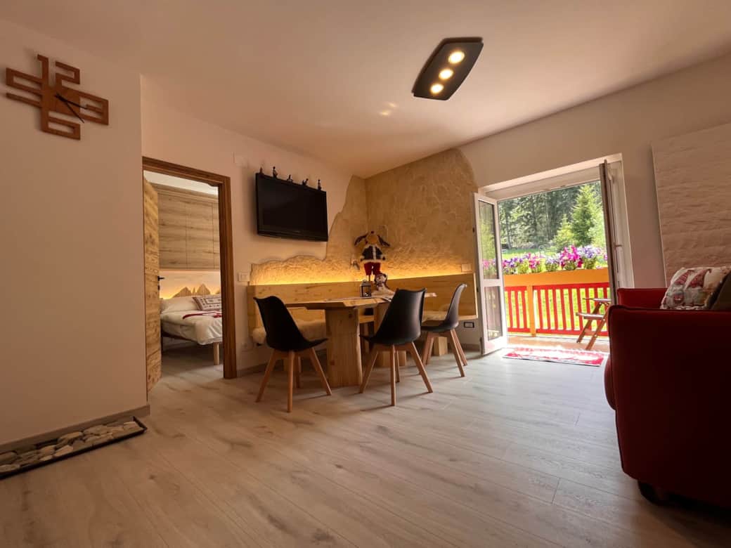 Poggiolo, tavolo, tv e camera matrimoniale