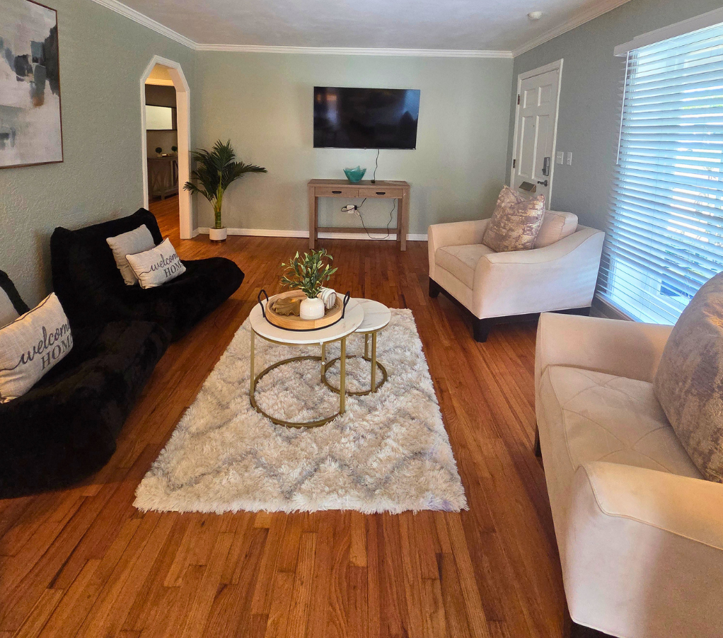 Smart TV with Netflix and a beautiful decorative table for enjoyment. Lakeland, FL Smart TV with Netflix and a beautiful decorative table for enjoyment. Lakeland, FL