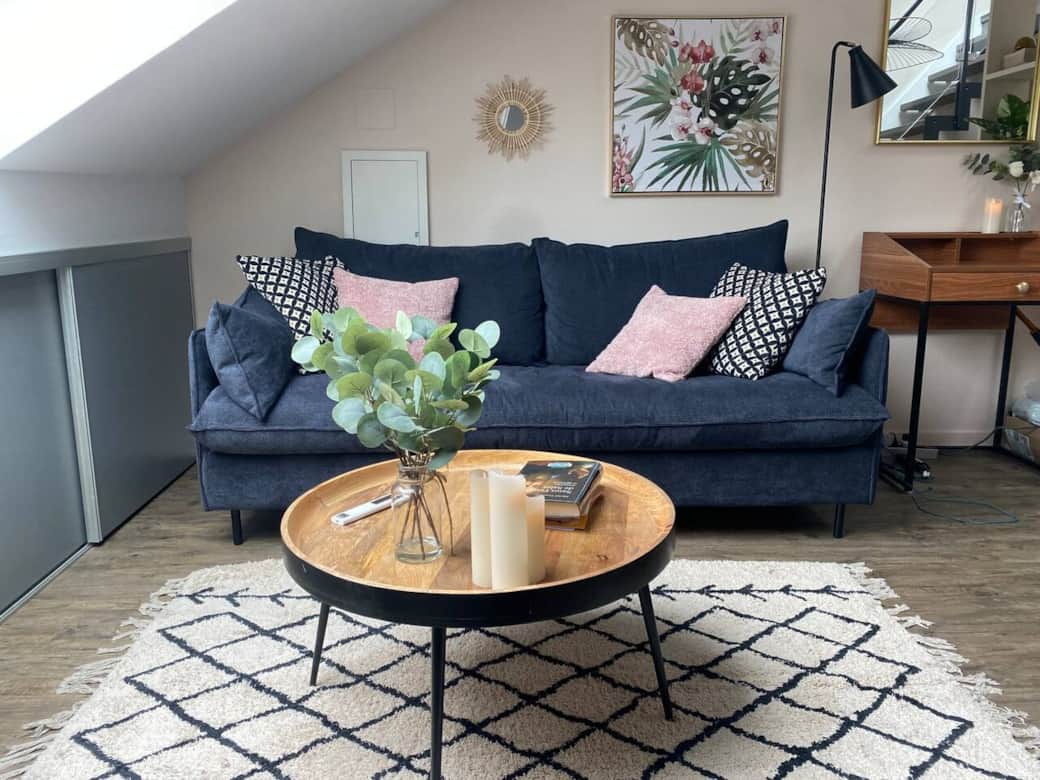 Relax in a chic and cosy living room – perfect for your Annecy getaway Relax in a chic and cosy living room – perfect for your Annecy getaway