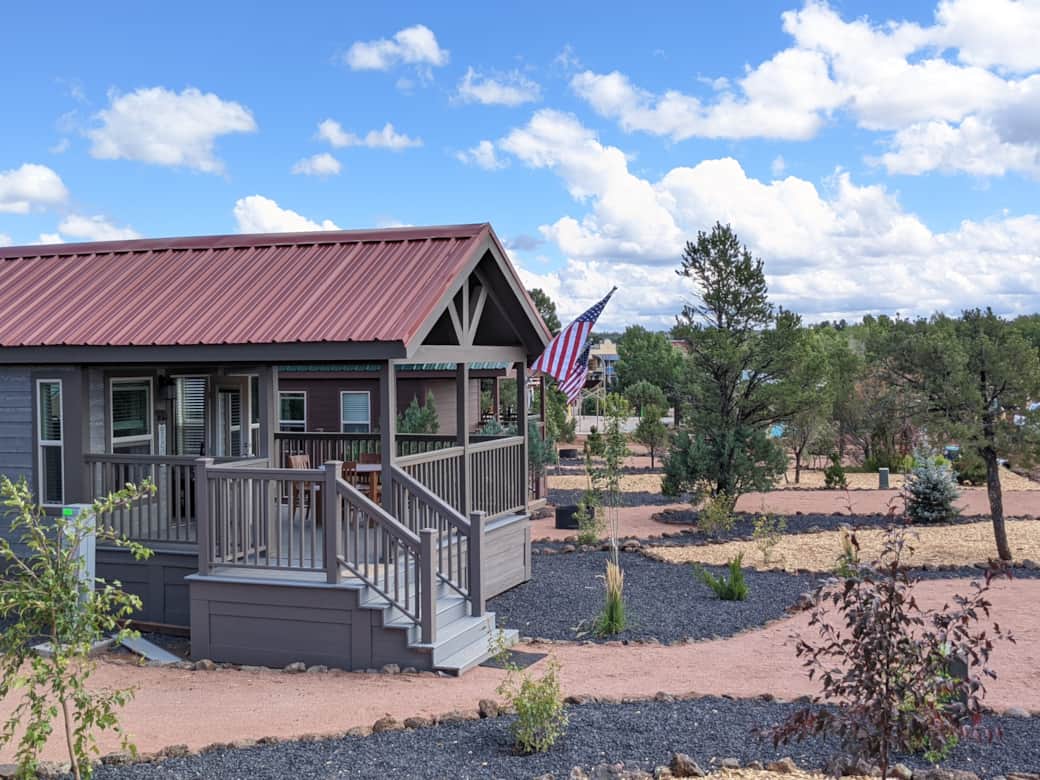 Cabin at rocky rim