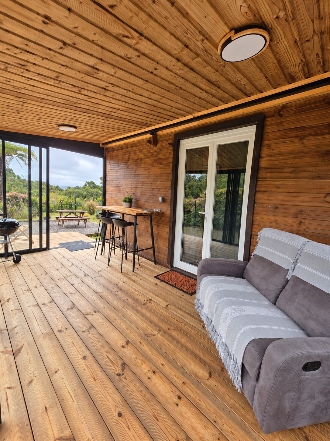 Coin repas et salon exterieur