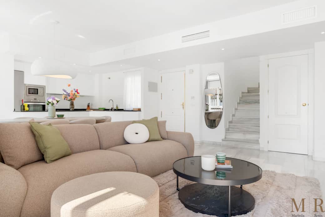 Spacious living room 