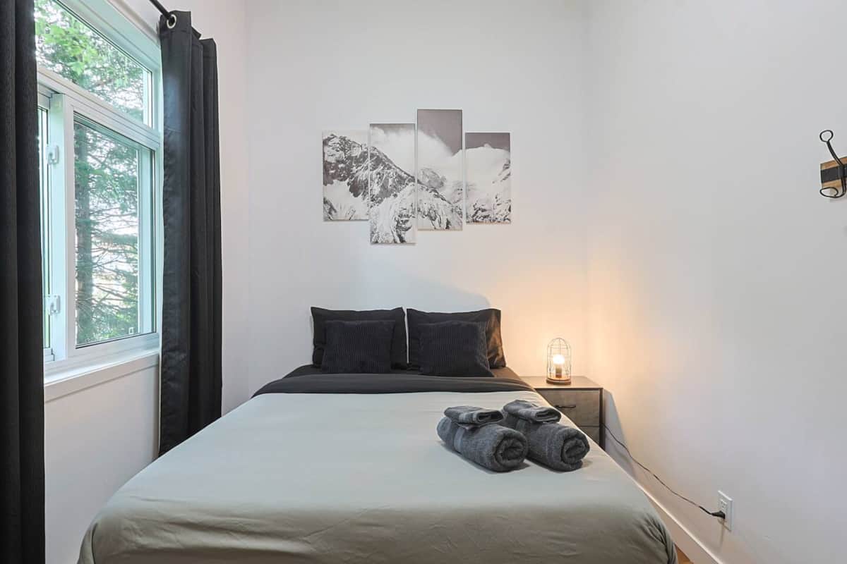 Quatrième chambre avec lit double et murale peint par artiste locale