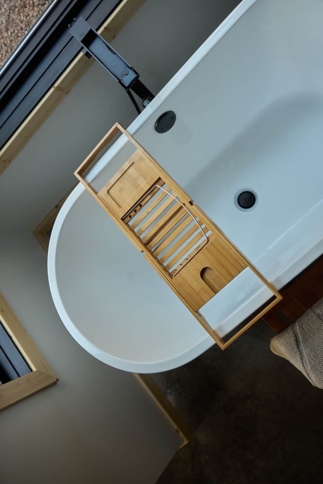 Soaking Tub with Handy Tray for Items