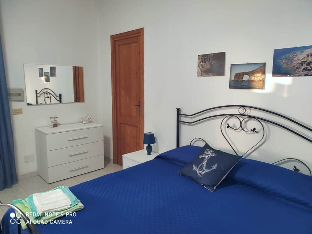 Camera matrimoniale a Pollara Salina, luminosa, stile marino e arredi moderni