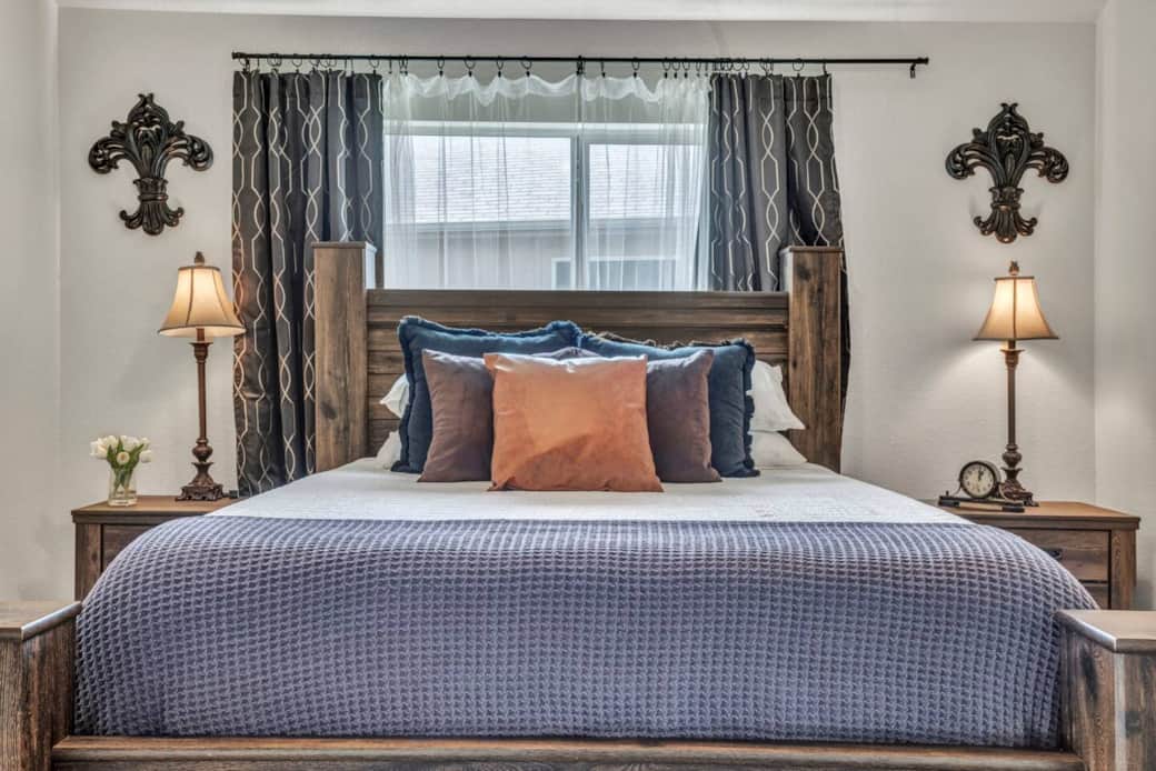 Large Queen bed with comfortable cotton linens, bedside stepping stools, large nightstands with drawers, black out curtains and plenty of bedside outlets. Large Queen bed with comfortable cotton linens, bedside stepping stools, large nightstands with drawers, black out curtains and plenty of bedside outlets.