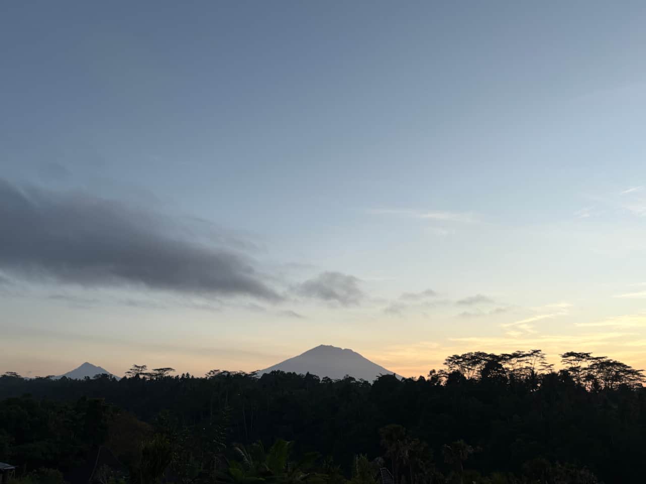 360 Grad Dachterrasse mit Blick über Reisfelder und Vulkane nahe Ubud auf Bali